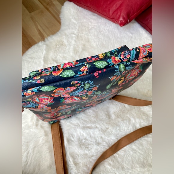 Beautiful Multi-pocket Crossbody - Picture 9 of 12